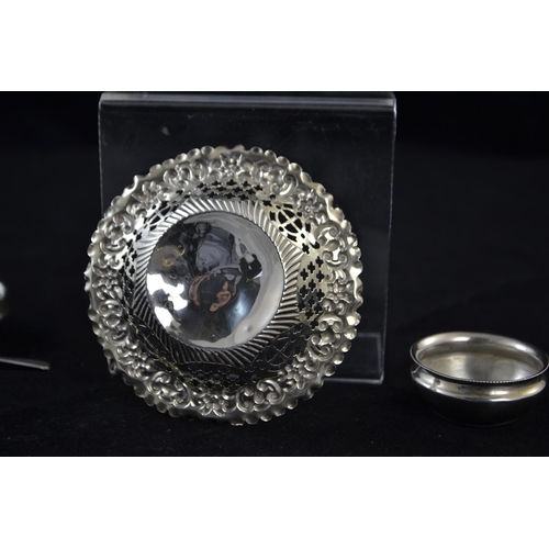 199 - Pair of late Victorian silver salts, maker Hilliard & Thomason, Birmingham 1891, diameter 4.5cm,... 