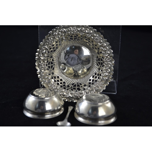 199 - Pair of late Victorian silver salts, maker Hilliard & Thomason, Birmingham 1891, diameter 4.5cm,... 