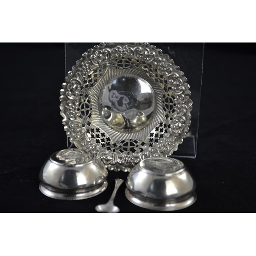 199 - Pair of late Victorian silver salts, maker Hilliard & Thomason, Birmingham 1891, diameter 4.5cm,... 