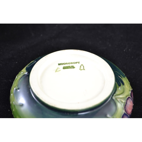 430 - Moorcroft green bowl and cover in 'Anemone' design, lid dia. 13cm