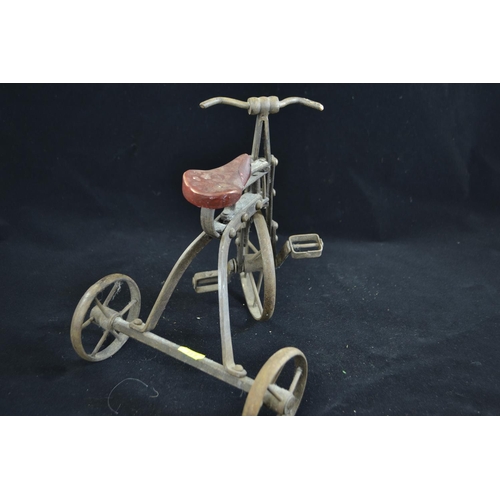 404 - Vintage tricycle model 25cm high. With moving parts