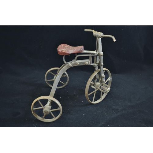 404 - Vintage tricycle model 25cm high. With moving parts