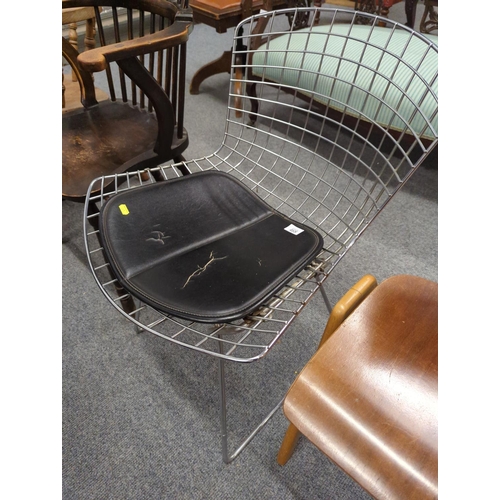 468 - Mid-century chrome wire chair with vinyl cushion, believed to be by Harry Bertoia but unlabelled, 74... 