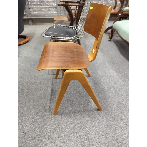 469 - Mid-century plywood chair, believed to be Robin Day 'Hillestak' for Hille, with curved backrest... 