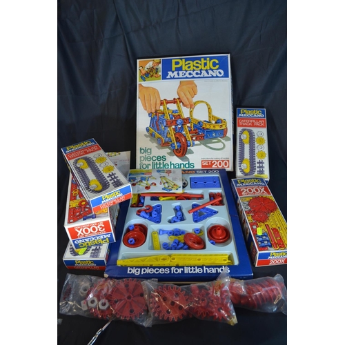 292 - Plastic Meccano set 200, together with caterpillar tracks and two conversion sets