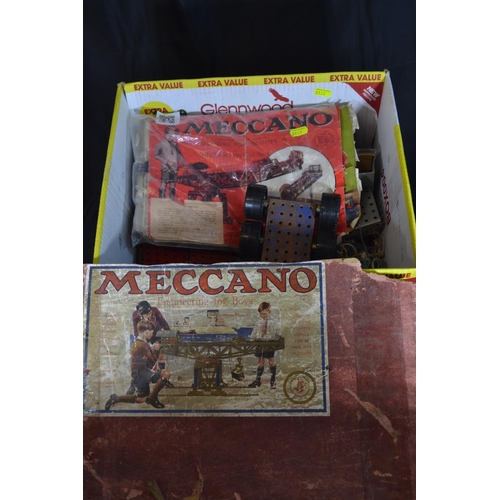 293 - Large collection of Meccano pieces and booklets