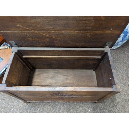 418 - Small oak blanket storage/blanket box . 69 x 34 x 46 cm