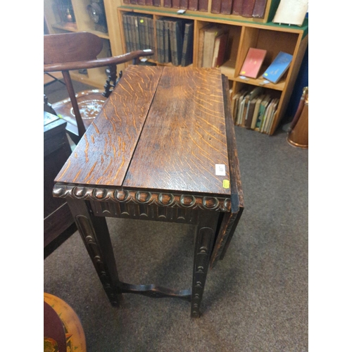 407 - Oak side table with 1 drop leaf with foliage carving, 76x41cms unextended, ht 77cms, 101cms fully ex... 