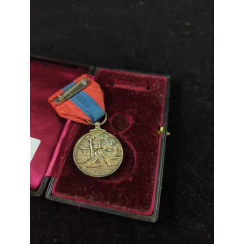 423 - WW1 service medal in case. Inscribed Sidney Victor Coombs.