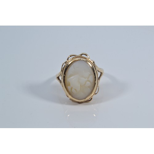 127 - 9ct gold ring set with shell cameo. Size O-P 4.9g gross weight.