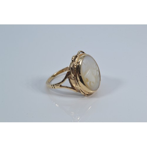 127 - 9ct gold ring set with shell cameo. Size O-P 4.9g gross weight.