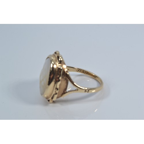 127 - 9ct gold ring set with shell cameo. Size O-P 4.9g gross weight.