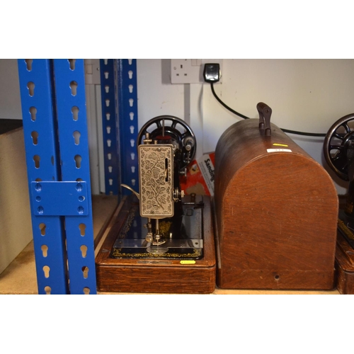 311 - Manual Singer sewing machine in wooden case