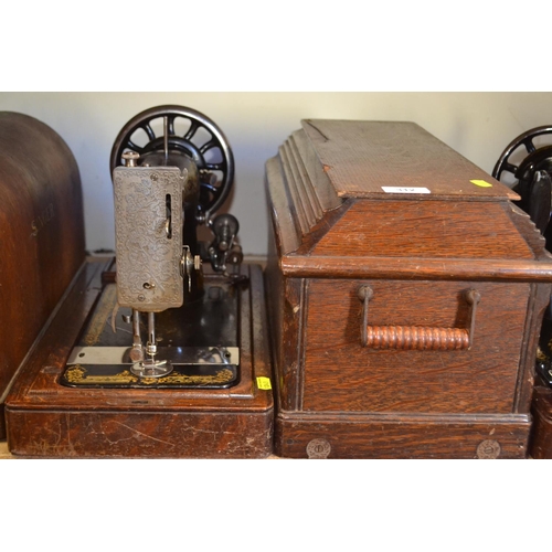 312 - Manual Singer sewing machine in wooden case