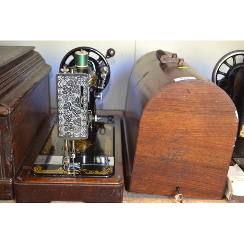 313 - Manual Singer sewing machine in wooden case