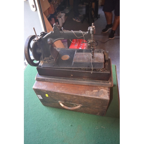 315 - Wheeler Wilson vintage manual sewing machine with case