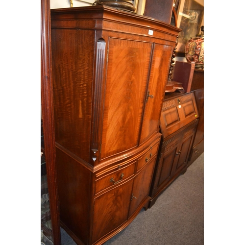 1030 - Reproduction Georgian style mahogany drink cabinet W72 x D44 x H152cm