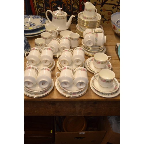 796 - Paragon / Royal Albert 'Belinda' tea and dinner set  inc teapot.