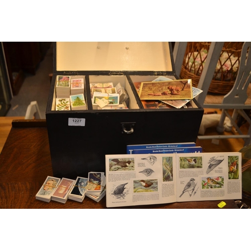 1227 - Wooden box containing large quantity of grouped collectable tea cards, many complete in collectors a... 