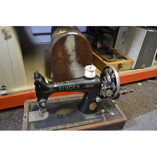 309 - Manual Singer sewing machine in wooden case