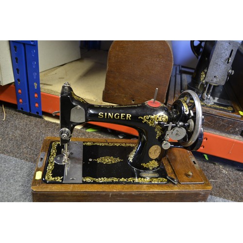 311 - Manual Singer sewing machine in wooden case