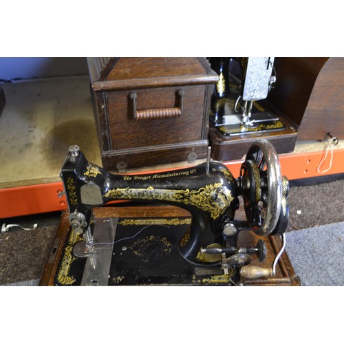 312 - Manual Singer sewing machine in wooden case