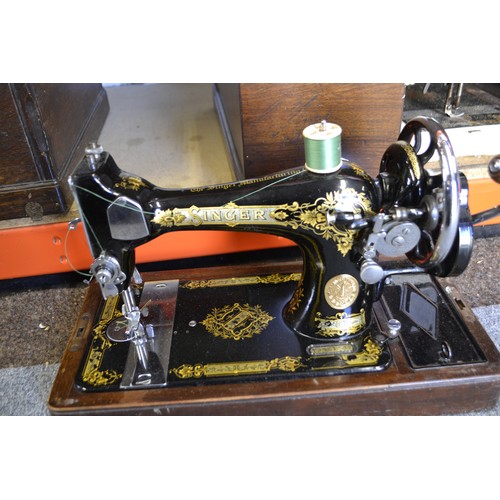 313 - Manual Singer sewing machine in wooden case