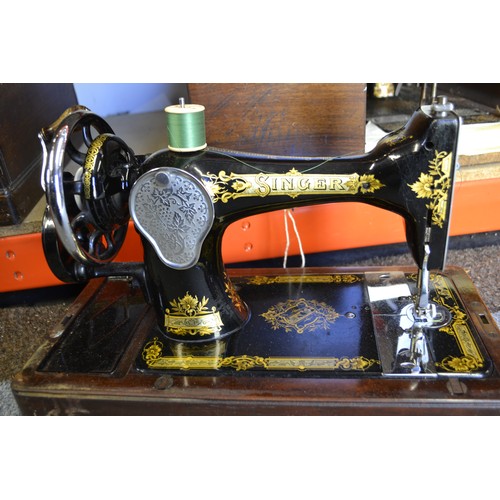 313 - Manual Singer sewing machine in wooden case