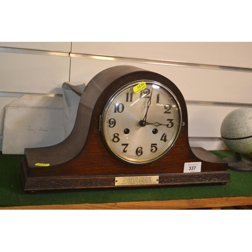 337 - Oak case mantle clock with key and pendulum, H22 x L42cm