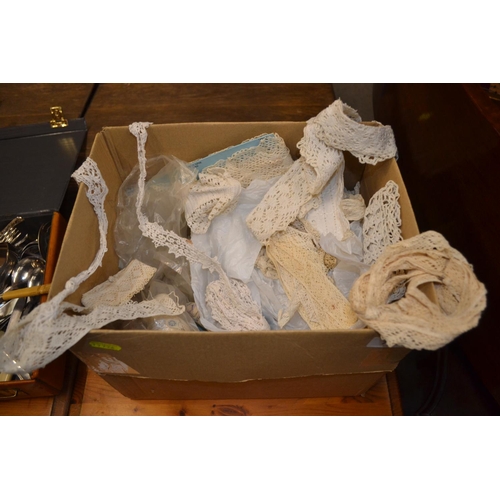 799 - Box of linen & lace