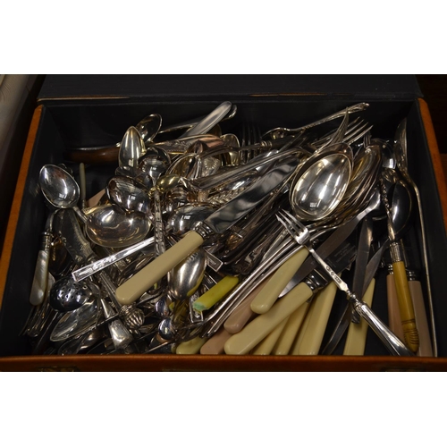 800 - Assorted silver plated cutlery in case