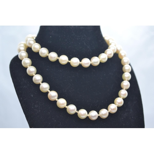 515 - Cultured pearl necklace with a 9ct gold clasp, clasp hallmarked Birmingham 1982, circumference 480mm