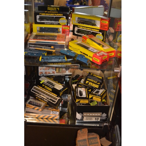 634 - N Gauge collection OVER TWO SHELVES of mostly Graham Farish plus Hornby engines and rolling stock. I... 