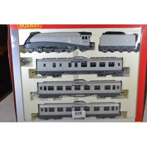 638 - Box set Hornby 00 gauge, Silver Jubilee R2278M train pack.