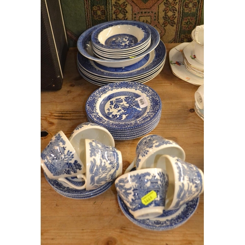 669 - Old willow English Ironstone dinner and tea ware. Complete set. Serving Bowl and 6 dinner plates, sa... 