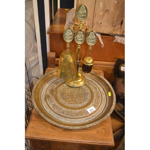 875 - Small brass fire companion set and decorative brass tray dia. 40.5cm