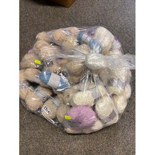 231A - Bag of mixed yarn in shades of white, beige and lilac