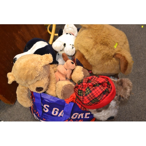 105 - Large bag of cuddly toys