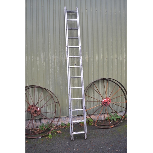 14 - Aluminium double extension ladder. L3.4m