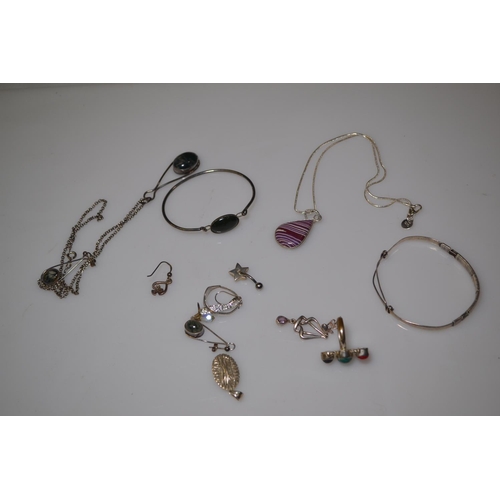 342 - Assorted silver and white metal jewellery inc. bracelets, rings and pendants