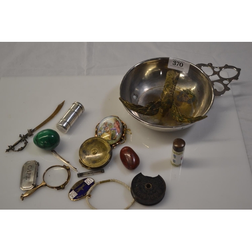 370 - Quaich dish containing collectables inc. silver brooches, wine label, brass items etc.