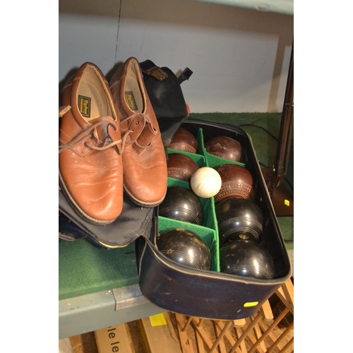 55 - 4x Cotswold brown lawn bowls & 4x Greenmaster bowls, in case.