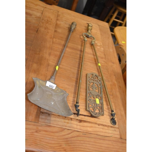 652 - Brass coal tongs & shovel finger plate