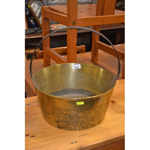 654 - R Slinger & Son, heavy brass preserve pan. Diameter 34cm