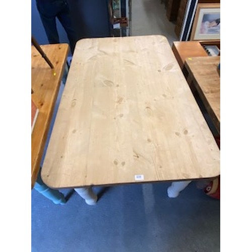 639 - Scrubbed pine topped kitchen farmhouse table with painted base. L140cm D84cm