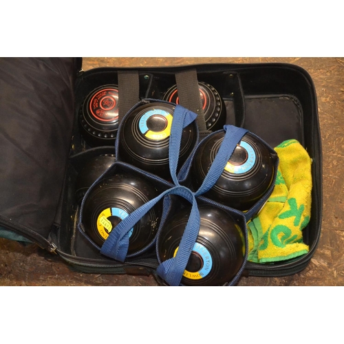 150 - Green bag with 2 sets of lawn bowls