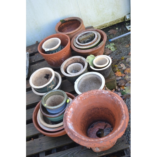 193 - Large quantity of terracotta & glazed garden planters & pots