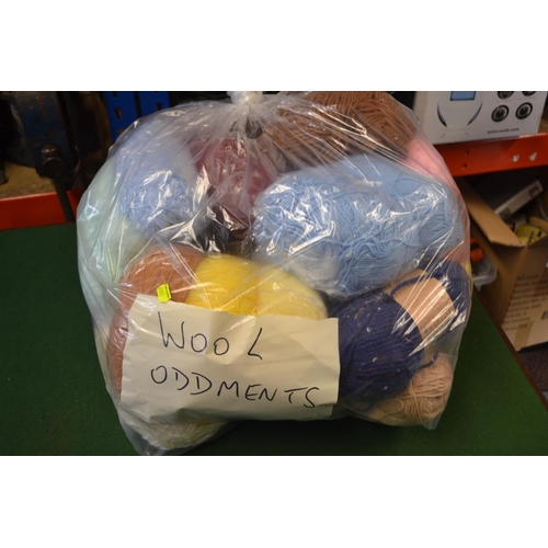 68 - Bag of wool oddments