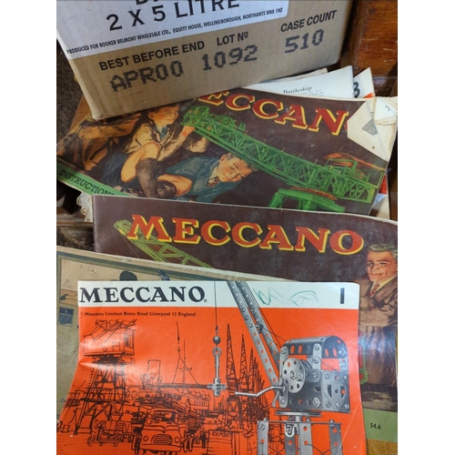 569 - Collection of vintage Meccano & booklets