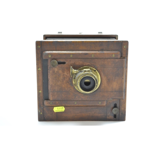 718 - Antique mahogany optical dry plate camera. W21cm H19cm